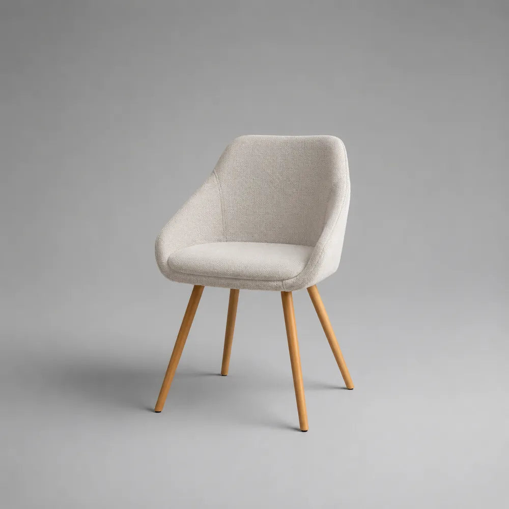 Chaise de salle à manger rembourrée en tissu beige avec accoudoirs et pieds en bois naturel 55 x 60 x 85 cm