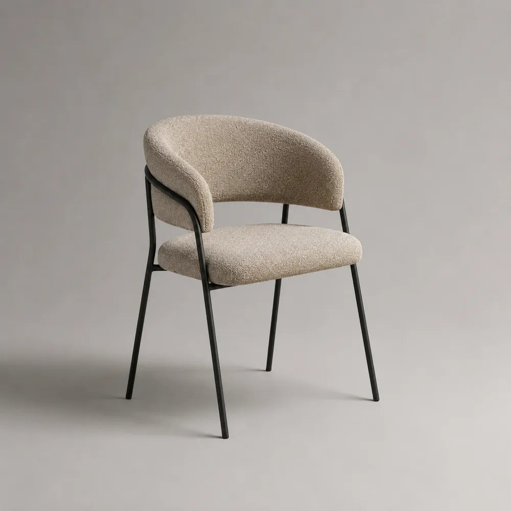 Chaise de salle à manger rembourrée en tissu bouclé beige avec accoudoirs et pieds en acier noir 60 x 60 x 80 cm