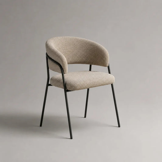 Chaise de salle à manger rembourrée en tissu bouclé beige avec accoudoirs et pieds en acier noir 60 x 60 x 80 cm