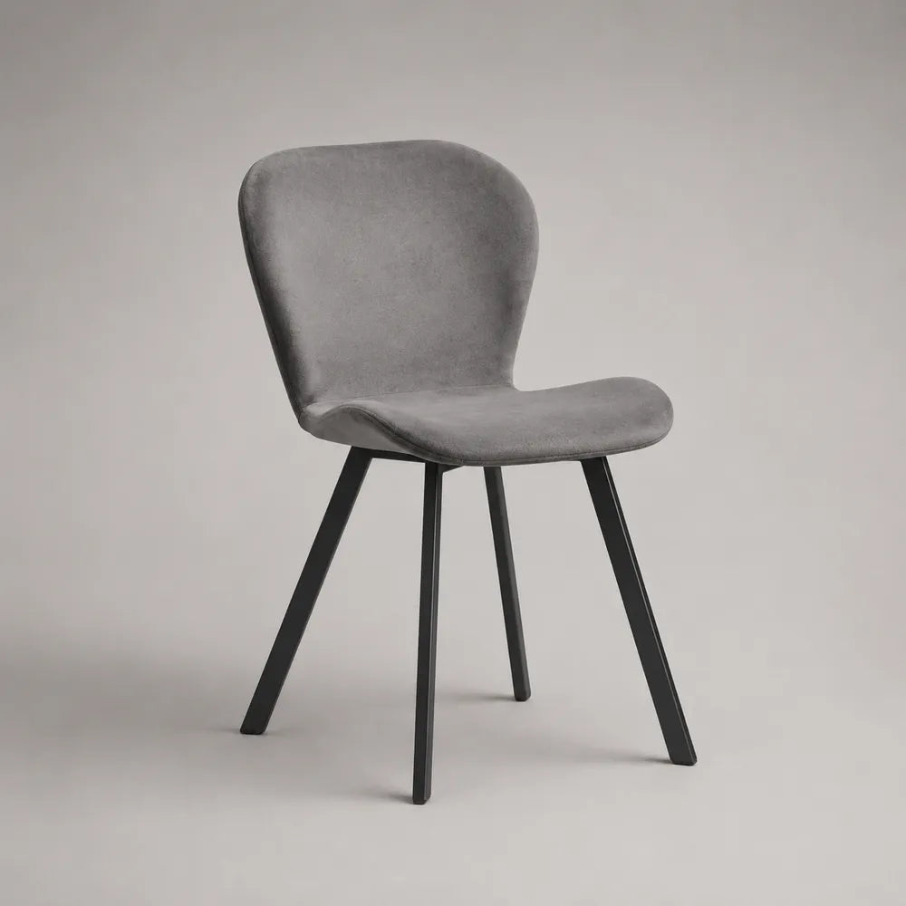 Chaise de salle à manger rembourrée en tissu gris avec dossier coque et pieds en acier noir 50 x 55 x 82 cm